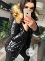 Czarna ocieplana kurtka pikowana ze sztucznym futrem Shine