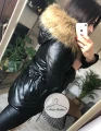 Czarna metaliczna parka ze sztucznym futrem