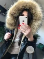 Czarna metaliczna parka ze sztucznym futrem