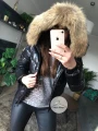 Lakierowana krótka kurtka puchowa czarna z futrem z jenota Moncler