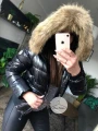 Lakierowana krótka kurtka puchowa czarna z futrem z jenota Moncler