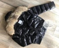 Lakierowana krótka kurtka puchowa czarna z futrem z jenota Moncler