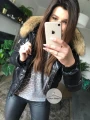 Lakierowana krótka kurtka puchowa czarna z futrem z jenota Moncler