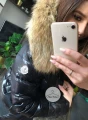 Lakierowana krótka kurtka puchowa czarna z futrem z jenota Moncler