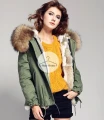 Krótka parka khaki z futrem z jenota Luxury