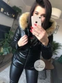 Czarna pikowana kurtka z eko skóry ze sztucznym futrem