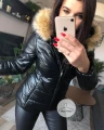 Czarna pikowana kurtka z eko skóry ze sztucznym futrem