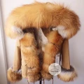 Krótka parka w kolorze rudym z naturalnym futrem