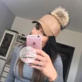 Czarna czapka z daszkiem + pompon z futra