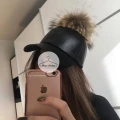 Czarna czapka z daszkiem + pompon z futra