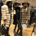 Ekskluzywny czarny płaszcz futrzany z futrem naturalnym z lisa