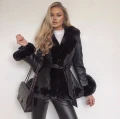 Krótki czarny płaszcz z eko-skóry ze sztucznym futerkiem Kendall