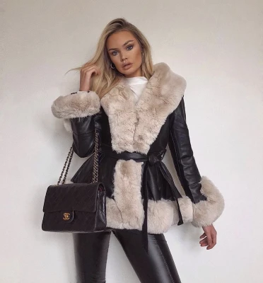 Krótki czarny płaszcz z eko-skóry z futerkiem Kendall