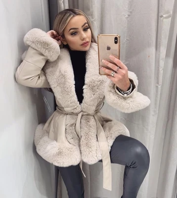 Krótki płaszcz beżowy z futerkiem Kendall