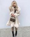 Długi płaszcz beżowy z eko-skóry z futerkiem Kendall