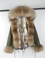 Krótka parka gwiazd khaki z futrem naturalnym