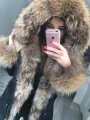 Długa parka gwiazd czarna z futrem z jenota