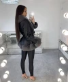 Elegancki krótki płaszcz z eko-skóry z szarym futrem Kendall
