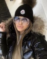 Lakierowana krótka kurtka puchowa czarna z futrem z jenota Moncler