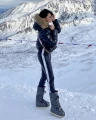 Lakierowana krótka kurtka puchowa czarna z futrem z jenota Moncler