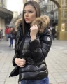 Kurtka puchowa czarna z naturalnym futrem Moncler
