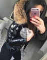 Lakierowana krótka kurtka puchowa czarna z futrem z jenota Moncler