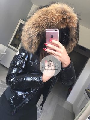 Lakierowana krótka kurtka puchowa czarna z futrem z jenota Moncler