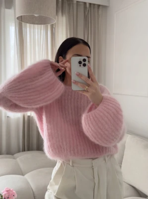  Sweter moherowy szerokie mankiety Dzwonek pudrowy róż YARN
