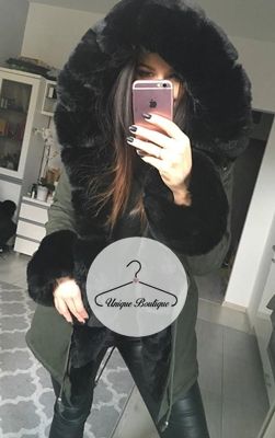 Zimowa parka khaki z czarnym futrem sztucznym