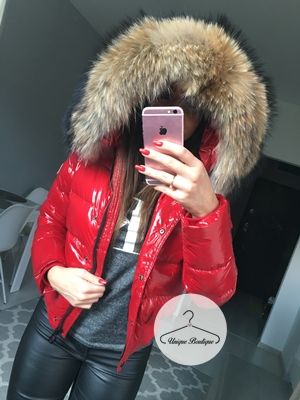 Lakierowana krótka kurtka puchowa czerwona z futrem z jenota