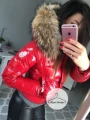 Lakierowana krótka kurtka puchowa czerwona z futrem z jenota