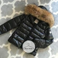 Kurtka puchowa czarna z naturalnym futrem Moncler