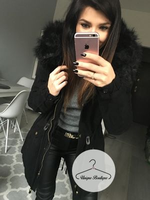 Czarna parka ze sztucznym futrem Really