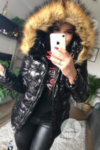 Czarna ocieplana kurtka pikowana ze sztucznym futrem Shine