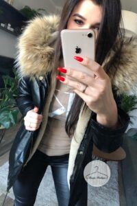 Czarna metaliczna parka ze sztucznym futrem
