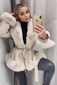 Krótki płaszcz beżowy z futerkiem Kendall