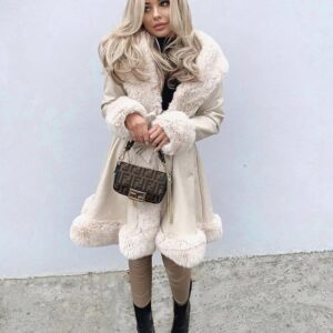 Długi płaszcz beżowy z eko-skóry z futerkiem Kendall