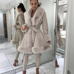 Długi płaszcz beżowy z eko-skóry z futerkiem Kendall
