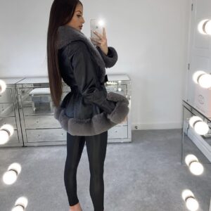 Elegancki krótki płaszcz z eko-skóry z szarym futrem Kendall