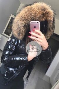 Lakierowana krótka kurtka puchowa czarna z futrem z jenota Moncler