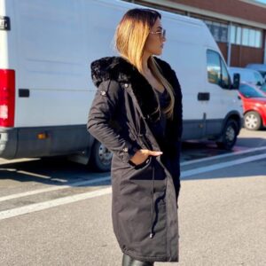 Długa czarna kurtka zimowa z czarnym futrem Hudson