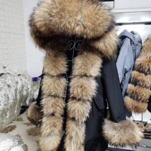 5411.jpg Długa parka czarna z futrem z jenota puchowa Furry