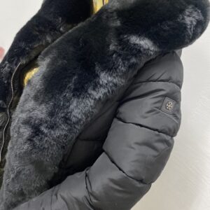 Czarna krótka kurtka z paskiem i futerkiem Sparkle