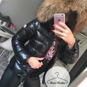 Kurtka puchowa czarna z naturalnym futrem Moncler